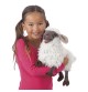 Jeune fille jouant avec Marionnette à main Mouton Bêlant