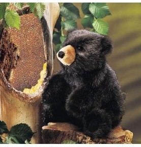 Marionnette à main Petit ours brun foncé dans la nature