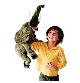 Garçon jouant avec Marionnette à main Éléphant