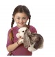 Jeune fille jouant avec Marionnette à main Bébé lapin à oreilles tombantes