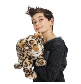 Marionnette à main Bébé léopard de la marque folkmanis sur le bras d'un garçon