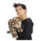 Marionnette à main Bébé léopard de la marque folkmanis sur le bras d'un garçon