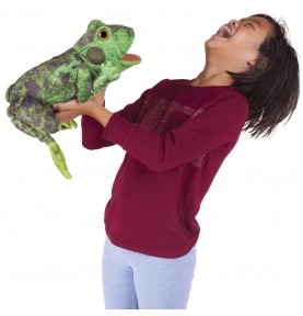 Jeune fille jouant avec Marionnette Cycle de vie de la grenouille de la marque Folkmanis