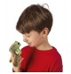 Garçon jouant avec peluche marionnette à doigt Mini grenouille assise signée Folkmanis