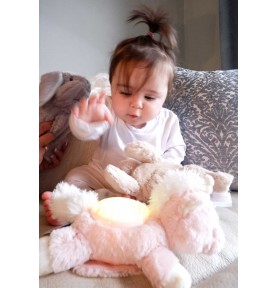 Bébé jouant avec veilleuse peluche Dream Buddies® - Ella la Licorne signée Cloud b