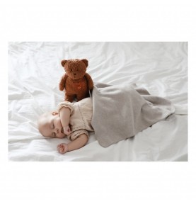 Bébé dormant avec Ourson magique Moonie caramel en coton bio signé Moonie