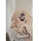 Bébé dormant avec Peluche bruit blanc Renard Robin gris doux signée Flow Amsterdam