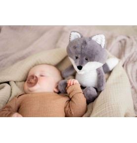 Bébé dormant avec Peluche bruit blanc Renard Robin gris doux signée Flow Amsterdam