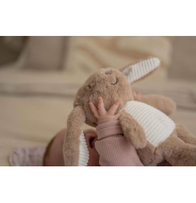 Bébé jouant avec Peluche bruit blanc Milo le lapin beige signée Flow Amsterdam