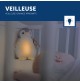 Peluche veilleuse bruit blanc Phoebe le pingouin signée Zazu avec sa veilleuse orange