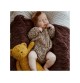 Bébé dormant avec Ourson magique Moonie Moutarde en coton bio