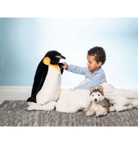 Enfant jouant avec Peluche Husky Bernie - 33 cm en compagnie de   Pingouin royal Palle