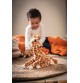 Enfant jouant avec Peluche Gina la girafe - 25 cm