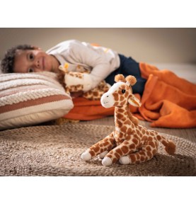 Enfant jouant avec Peluche Gina la girafe - 25 cm