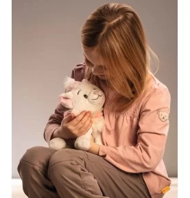 Jeune fille jouant avec peluche Disney Originals Marie signée Steiff