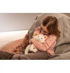 Jeune fille jouant avec peluche Disney Originals Marie signée Steiff