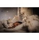 Jeune fille dormant avec Peluches licorne de différentes tailles signées Steiff