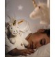 Jeune fille dormant avec Peluches licorne de différentes tailles signées Steiff