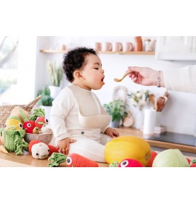 Enfant jouant avec hochets fruits et légumes Veggy Toys de la marque MyuM