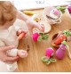 Enfant jouant avec hochets fruits et légumes en coton bio Veggy toys de la marque Myum