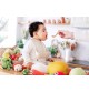 Bébé jouant avec hochets fruits et légumes en coton bio Veggy toys de la marque Myum