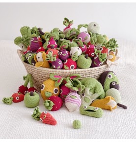 Panier de hochets fruits et légumes Veggy Toys en coton bio signés Myum