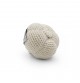 Aksel l'Ail - hochet en coton bio Veggy Toy de la marque MyuM, vue de dessous