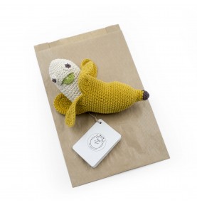 Barbara la Banane - hochet en coton bio de la collection Veggy Toys de la marque MyuM sur une feuille de papier