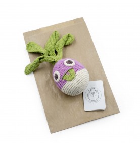 Barney le Navet - hochet en coton bio de la collection Veggy Toys de la marque MyuM posé sur une feuille