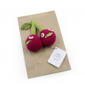 les Soeurs Cerise - hochet pour bébé en coton bio de la collection Veggy Toys de la marque MyuM, sur une feuille de papier