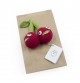 les Soeurs Cerise - hochet pour bébé en coton bio de la collection Veggy Toys de la marque MyuM, sur une feuille de papier