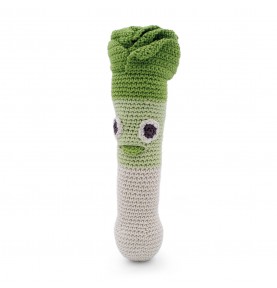 Orso le Poireau - hochet pour bébé en coton bio de la collection Veggy Toys de la marque MyuM, vue de demi-profil