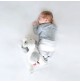 Peluche sonore à bruit blanc Dex le chien signée Zazu dans le lit avec bébé