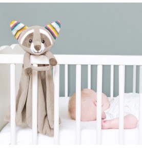 Doudou bruit blanc Robin le raton laveur de la marque ZAZU accroché au lit de bébé