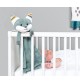 Doudou bruit blanc Felix le renard de la marque Zazu attaché au lit de bébé