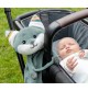 Doudou bruit blanc Felix le renard de la marque Zazu attaché à la poussette de bébé