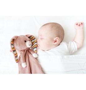 Bébé dormant avec Doudou bruit blanc Becky le lapin de la marque Zazu
