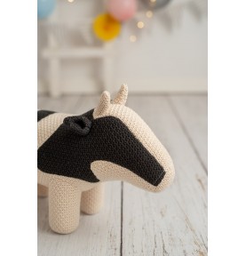 Peluche vache en crochet MINI signée Crochetts, vue de profil