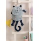 Sac à dos en crochet chaton signé Crochetts accroché sur une étagère