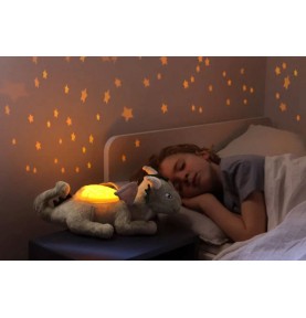Jeune fille dormant avec Veilleuse peluche à projection lumineuse Twilight Buddies Dragon signée Cloud b