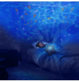 Jeune fille dormant avec Projecteur dynamique Aqua Calm Ocean signé Pabobo