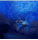 Jeune fille dormant avec Projecteur dynamique Aqua Calm Ocean signé Pabobo