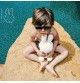 enfant jouant avec Peluche Miffy velours côtelé blanc - 33 cm signée Bon Ton Toys