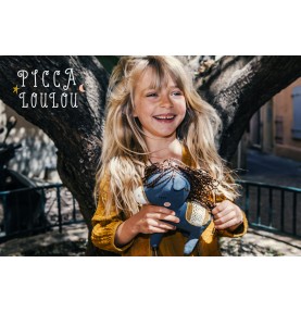 Jeune fille jouant avec Peluche Cheval dans boîte cadeau signée Picca Loulou