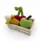 Cagette à Fruits & Légumes en bois taille S de la marque MyuM, remplie de hochets