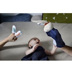 Bébé jouant avec Marionnette Gabin Lapin et ses 2 marionnettes de doigts signée Ebulobo