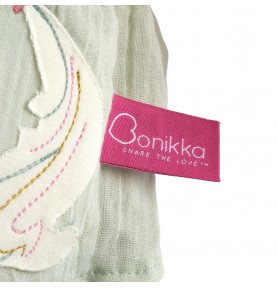 Poupée de chiffon bébé Kaia signée Bonikka, gros plan sur l'étiquette