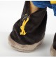 Poupée d'apprentissage pompier signée Sigikid, gros plan sur chaussure avec lacet
