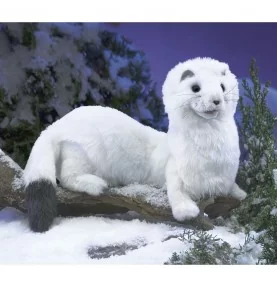 Marionnette à main hermine signée Folkmanis dans un paysage de neige