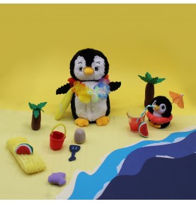Peluche pingouin Iglou maman et son bébé noir signée Les Deglingos, à la plage